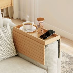 Bandeja de Brazo para Sofá de Bambú, Bandeja para Reposabrazos de Sofá Plegable y Flexible, con Base Antideslizante, Mesa Lateral para Aperitivos, Teléfonos, Mandos y Bebidas, Natural
