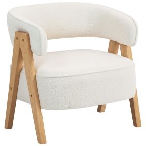 Butaca tapizada en borreguito blanca con patas de madera y respaldo curvado