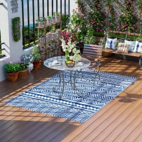 Alfombra de exterior reversible 182x274 cm con patrón geométrico impermeable azul oscuro y blanco