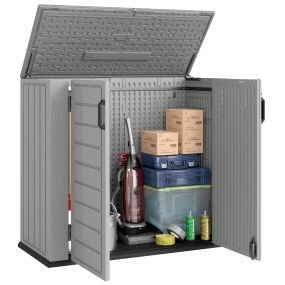 Armario de exterior de HDPE 940L gris claro 142x67x119 cm con tapa abatible y cerradura