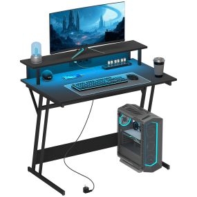 Mesa gaming negra 100x60 cm con luces LED, tomas de corriente, soporte para monitor y estantes
