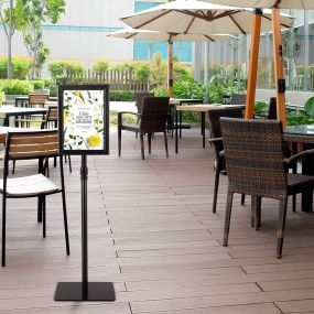 Soporte de metal ajustable para exhibición de piso autoportante 73.5-118 cm negro