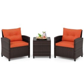 Conjunto de 3 piezas de sillas de ratán y mesa con tablero de cristal templado para patio con cojines rojo mandarina