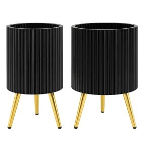 Set de 2 maceteros metálicos negros y dorados con textura ondulada y patas doradas, 35 y 29,5 cm