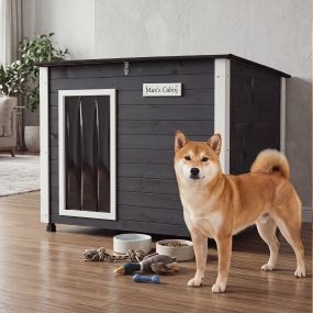 Caseta pequeña de madera maciza para perros con techo de asfalto impermeable y cortina PVC gris 85,5 x 56,5 x 64,5 cm